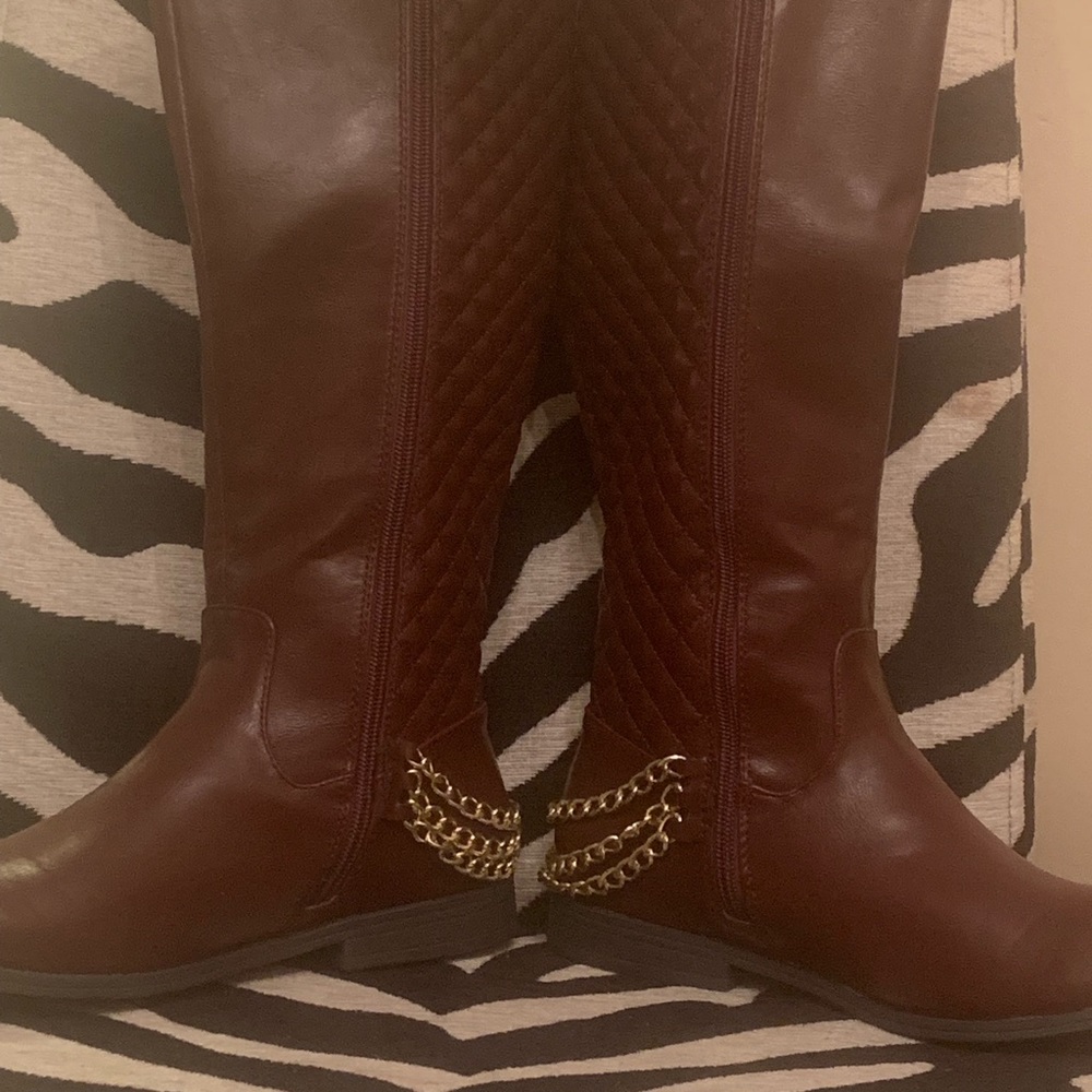 Shoe Dazzle Boots w/gold chains
